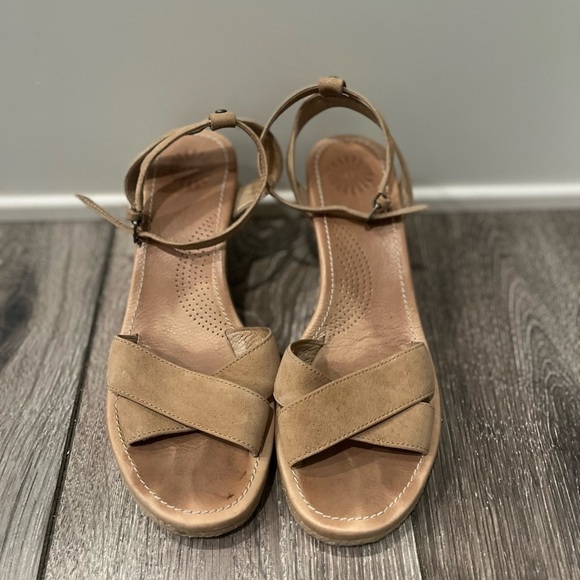 UGG Nyssa Suede Wedges sz 8.5 in Sand - Picture 7 of 7